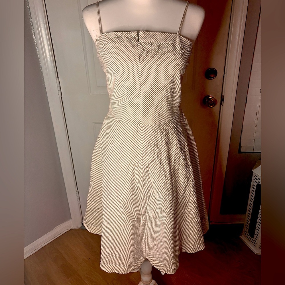 Isaac mizrahi | white/tan seersucker a-line midi dress; size 8